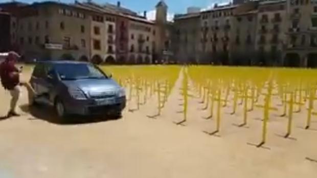 Un coche derriba cruces amarillas por los presos en la plaza de Vic