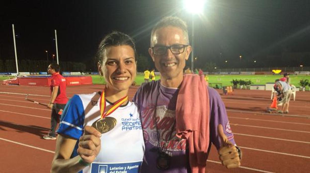 La campeona, con su medalla