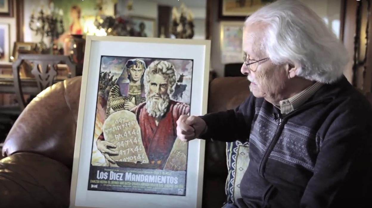 Mac, junto al cartel de «Los diez mandamientos», en un imagen del documental «Un chico de portada»