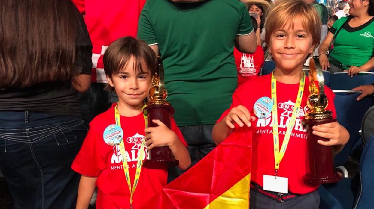 Álvaro y Pablo con sus trofeos en Moscú