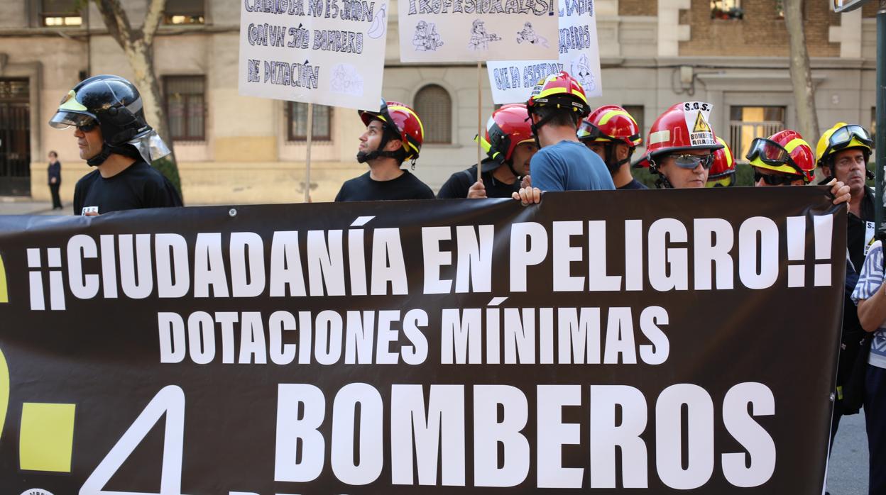 Imagen de archivo de una manifestación de bomberos reclamando más plantilla