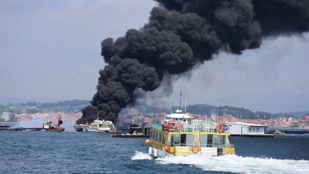 Dos quemados muy graves tras el incendio de un catamarán turístico frente a La Toja