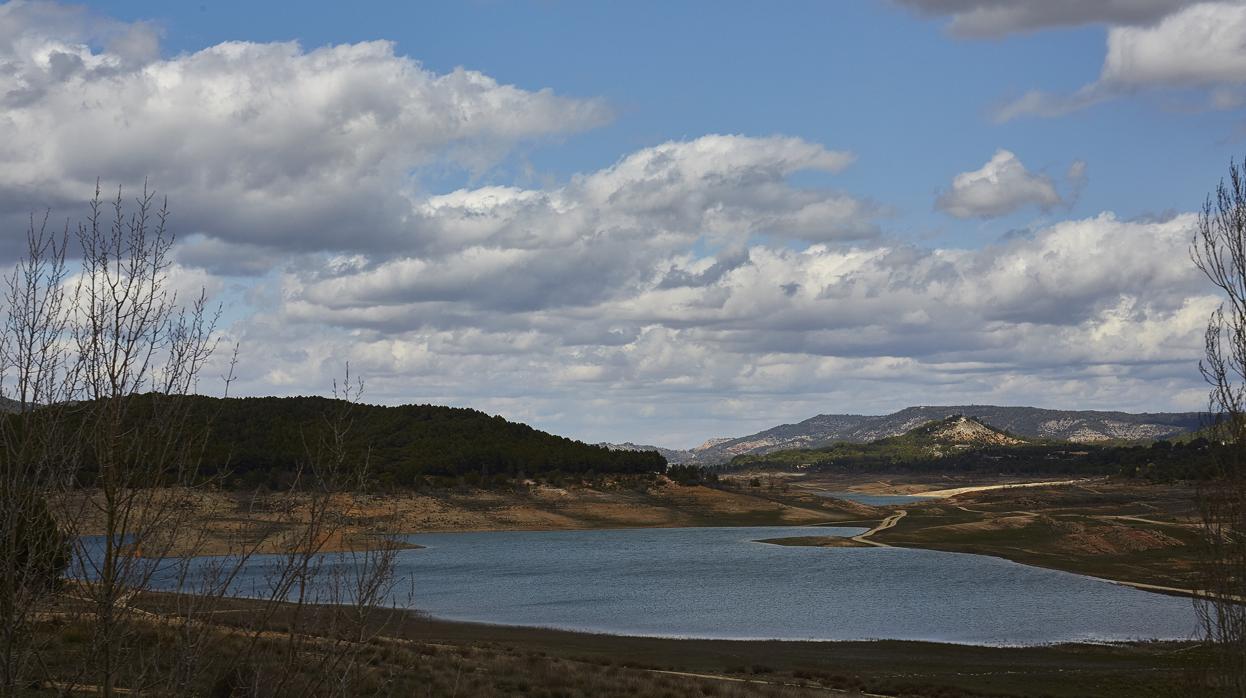 El embalse de Entrepeñas en abril de este año