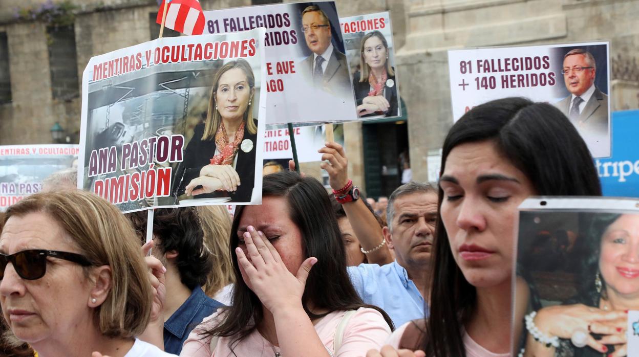 Lágrimas entre los asistentes a la manifestación en Santiago. En la imagen, las hijas de Myrta Fariza