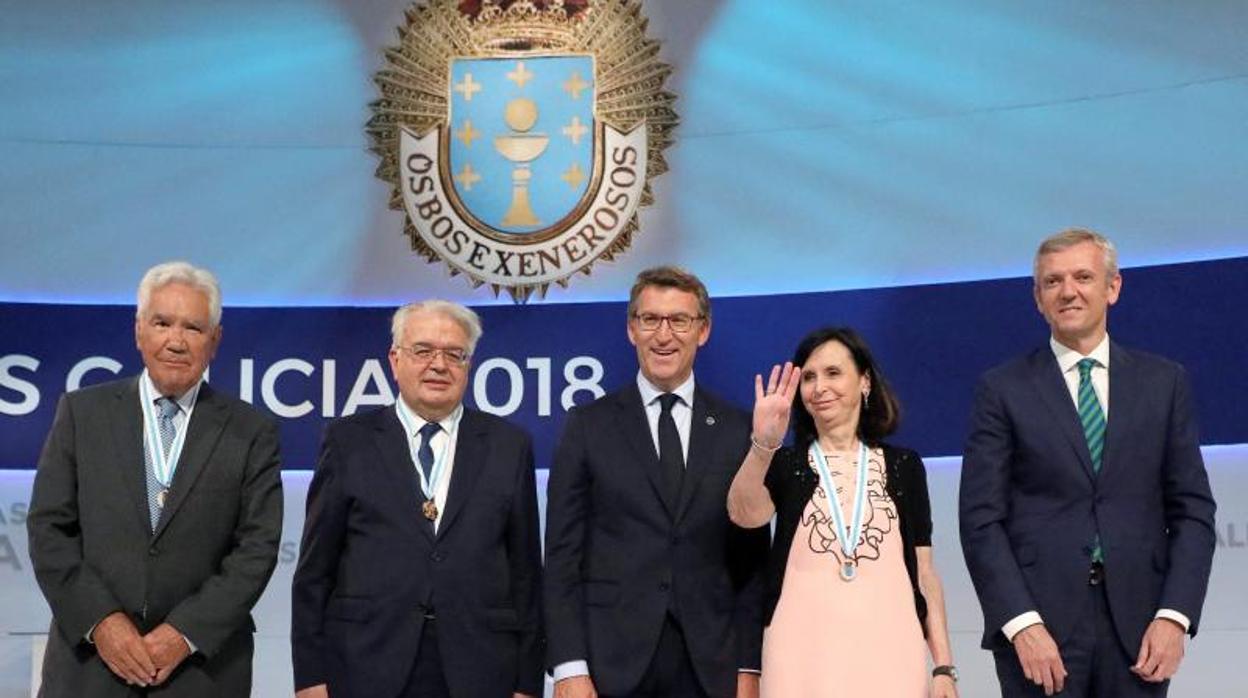 Los galardonados con la medalla de Galicia junto al presidente y vicepresidente de la Xunta