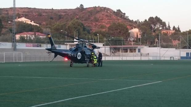 Un hombre ebrio se baña en una zona prohibida y acaba rescatado en helicóptero en un campo de fútbol