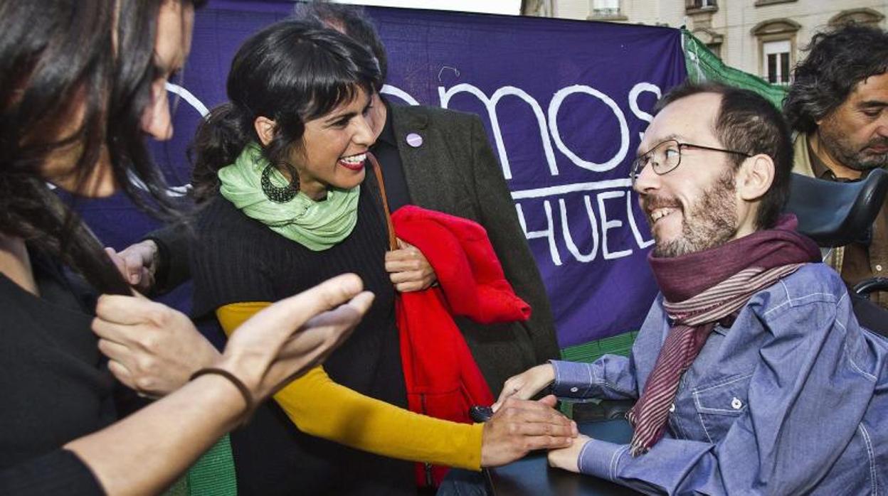 Teresa Rodríguez y Pablo Echenique en 2015 en Huelva, durante un acto de campaña por las elecciones andaluzas