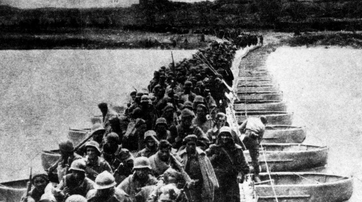 Soldados cruzando el Ebro en plena Guerra Civil