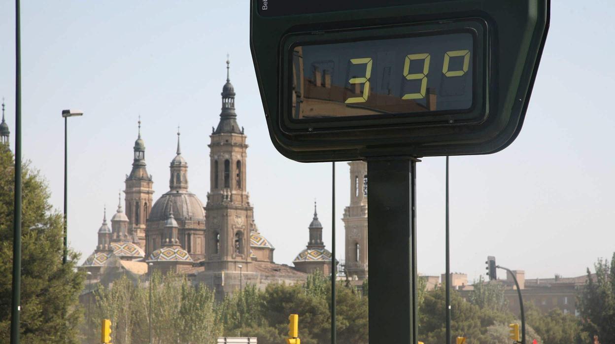 Un termómetro urbano, con la Basílica del Pilar al fondo