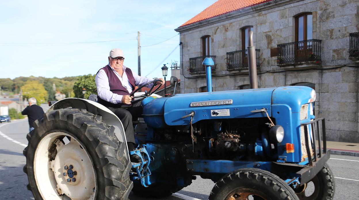 Vecino de Dozón, en su tractor