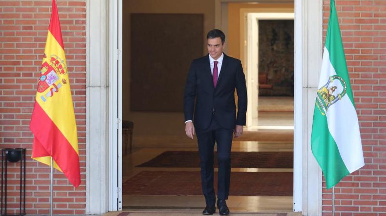 El presidente del Gobierno, Pedro Sánchez, en el Palacio de la Moncloa el pasado lunes 23 de julio, ante la reunión con la presidenta de la Junta de Andalucía, Susana Díaz