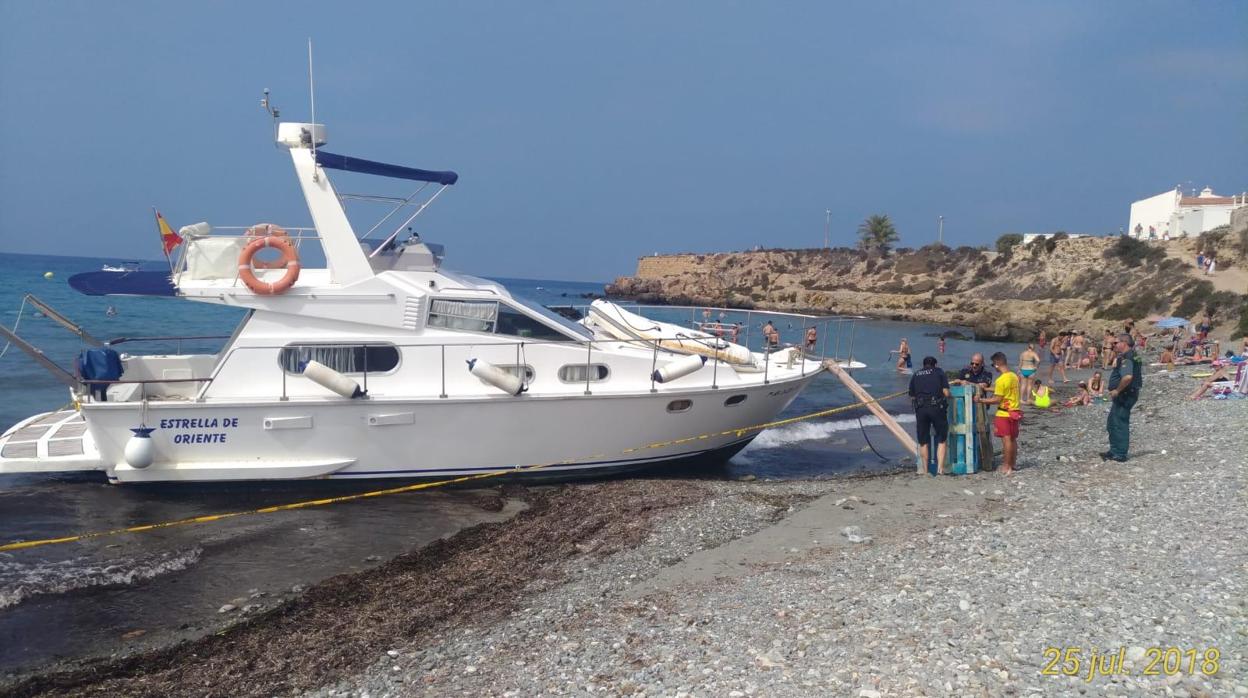 Imagen de la embarcación encallada en Tabarca