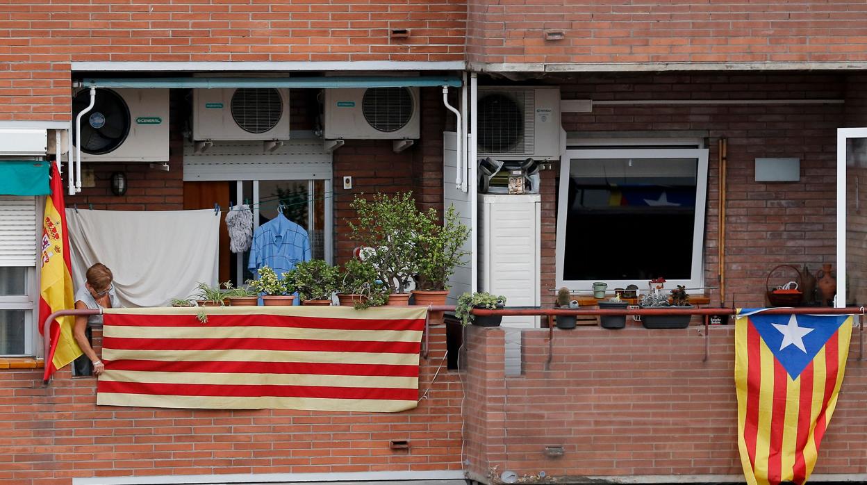 Guerra de banderas en los balcones de Cataluña