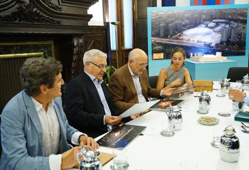 Sandro Pons, Joan Ribó, Juan Roig y Amparo Roig durante el encuentro celebado en el Ayuntamiento de València