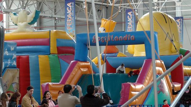 El Procurador del Común pide elaborar una normativa específica que regule los castillos hinchables