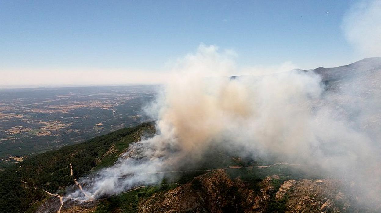 Incendio forestal en Casavieja (Ávila) originado por el vuelco de una retroexcavadora y en el que ha fallecido su conductor