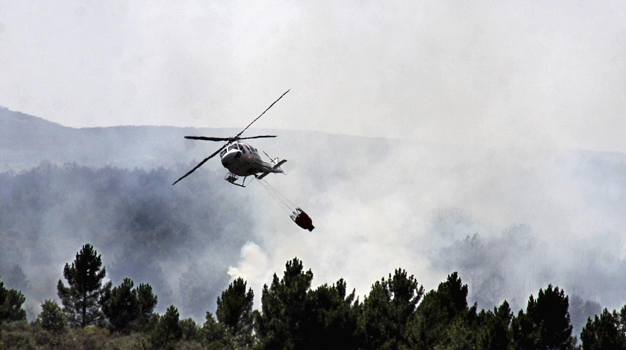 Helicóptero trabajando en las labores de extinción del incendio