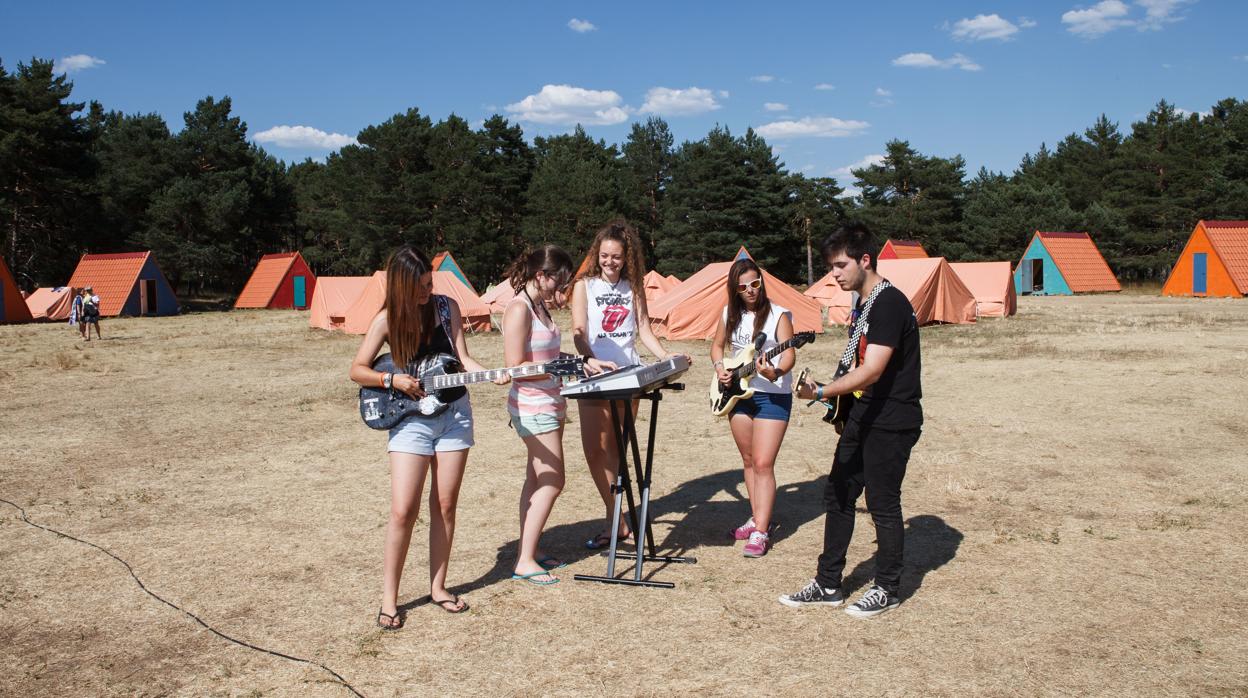 Chicos tocando diferentes instrumentos en el Rock Camp, en Sotolengo (Soria)