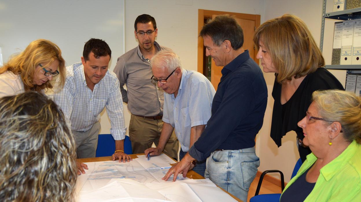 El alcalde, Carlos Velázquez, con el equipo de rerdacción del POM