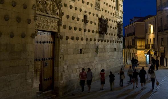 Denunciados dos jóvenes norteamericanos por escalar la Casa de las Conchas de Salamanca