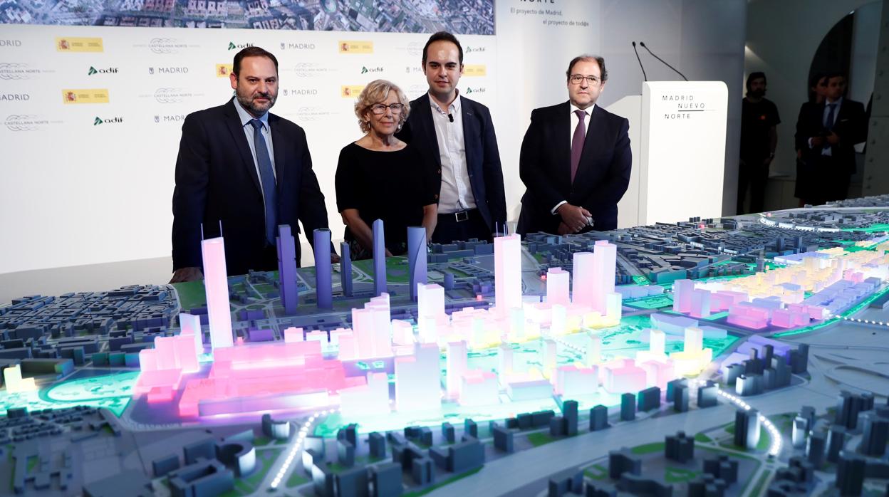 Manuela Carmena, frente a la maqueta del proyecto, junto a José Luis Ábalos, José Manuel Calvo y Antonio Béjar