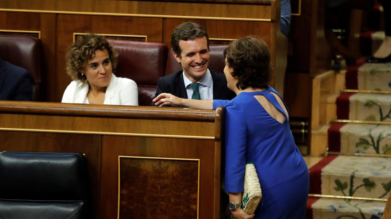 Soraya Saénz de Santamaría conversa con Pablo Casado y Dolors Monserrat