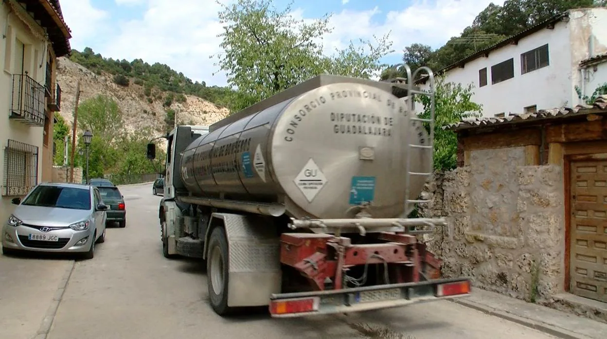 Un camión cisterna abastece a los habitantes de Chillarón del Rey