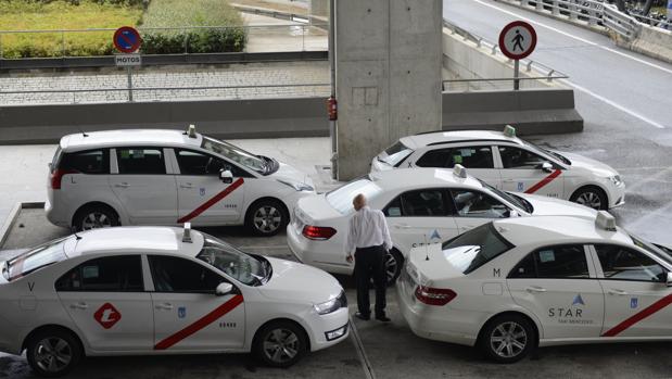 Taxistas madrileños cortan los accesos a Barajas en solidaridad con sus compañeros de Barcelona