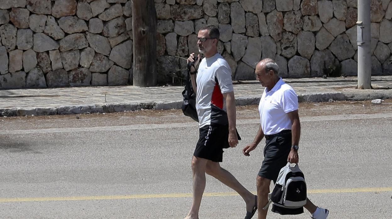 El Rey, este domingo, se dirige a embarcar en el «Aifos 500» con el almirante Jaime Rodríguez-Toubes, en el muelle de Porto Pi, en Palma de Mallorca