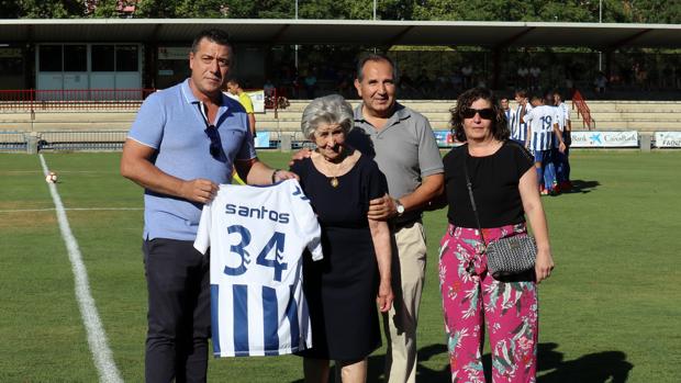 Familiares de Santos Martín de Bernardo antes de comenzar el partido en Talavera