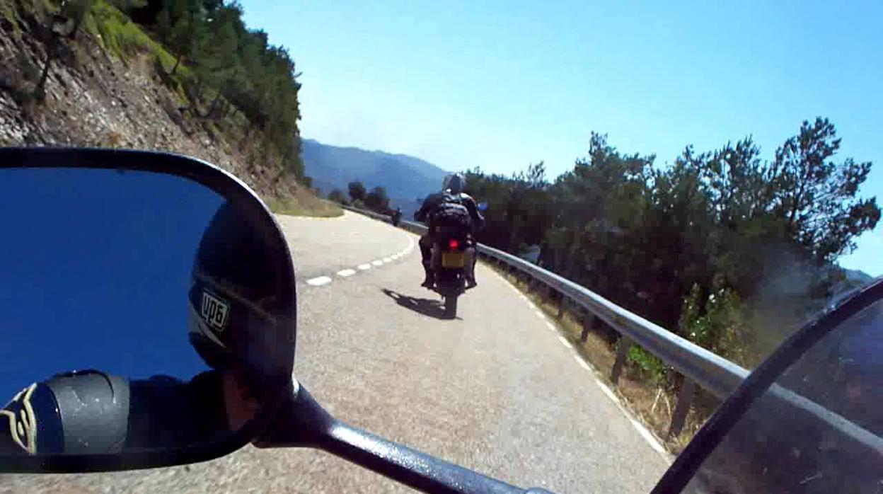 Motoristas circulando por la CM-1006 a la altura de La Huerce, en Guadalajara