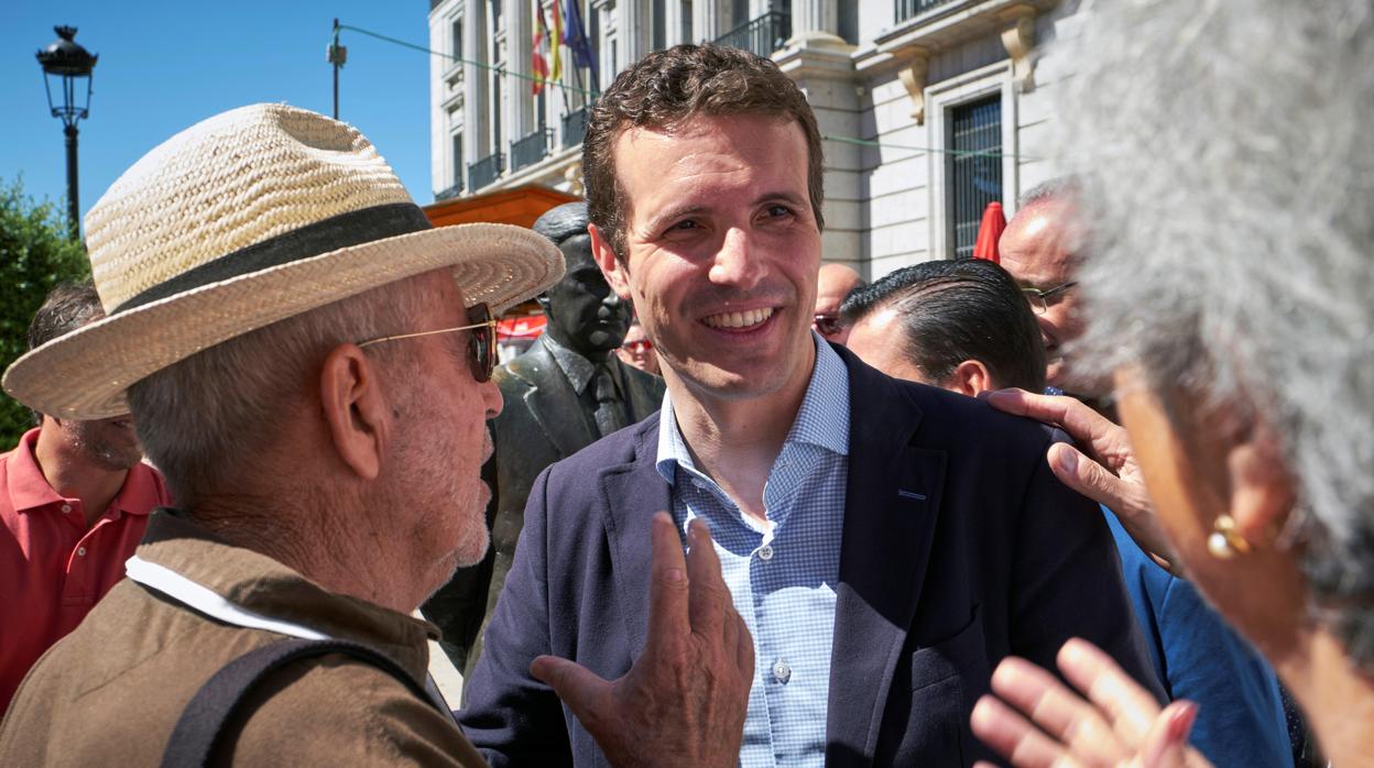 Casado durante su recorrido por las calles de la capital abulense antes de la reunión de la Junta Directiva de Ávila