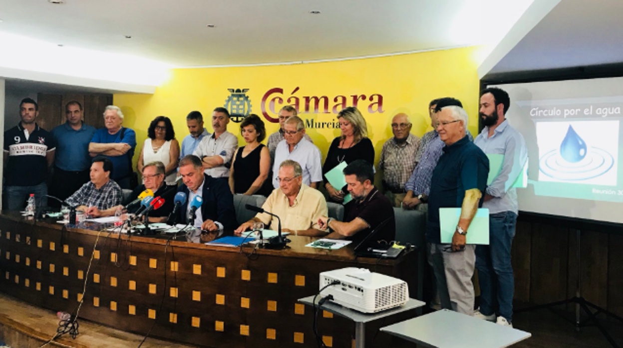 Representantes del Círculo del Agua, este lunes en la rueda de prensa ofrecida en Murcia