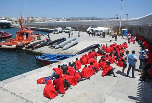 Más de cien inmigrantes en el puerto de Tarifa
