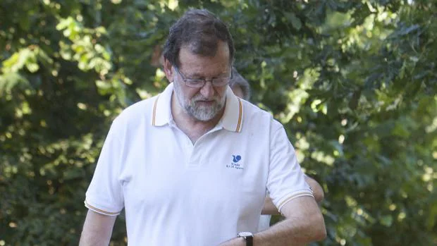 El homenaje de diputados del PP a Rajoy, con regalos incluidos: unas zapatillas, un reloj y un libro