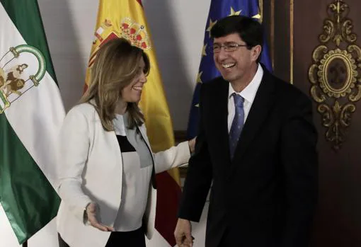 La presidetan de Andalucía, Susana Díaz, con el candidato de Cs, Juan Marín