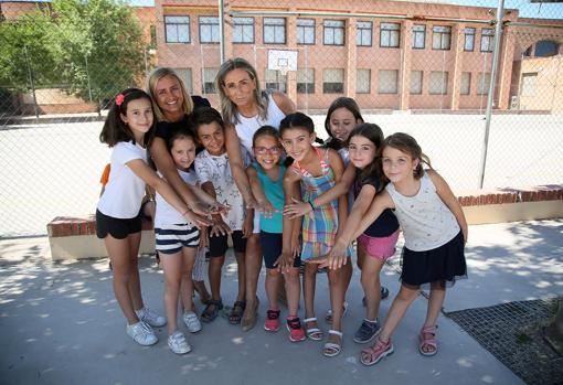 Milagros Tolón y María Teresa Puig, con algunos niños de los campamentos
