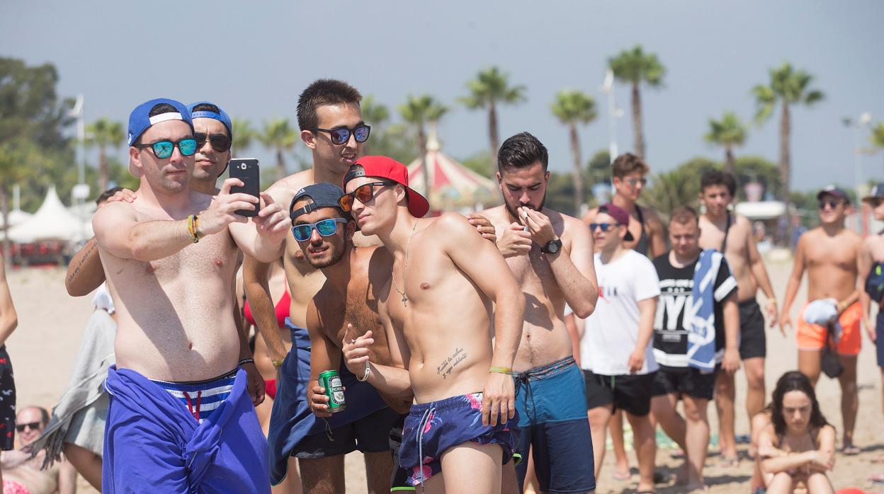 Imagen de los jóvenes acampados en el Arenal Sound