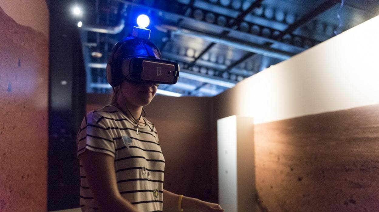 Un visitante de la exposición con el visor de realidad virtual