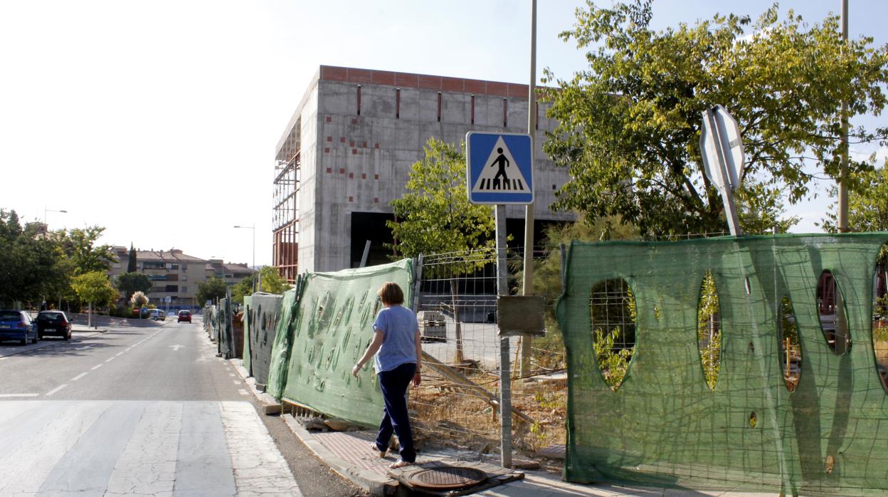 El vallaldo de la zona perimetral del edificio Quixote CREA obstruyendo las aceras