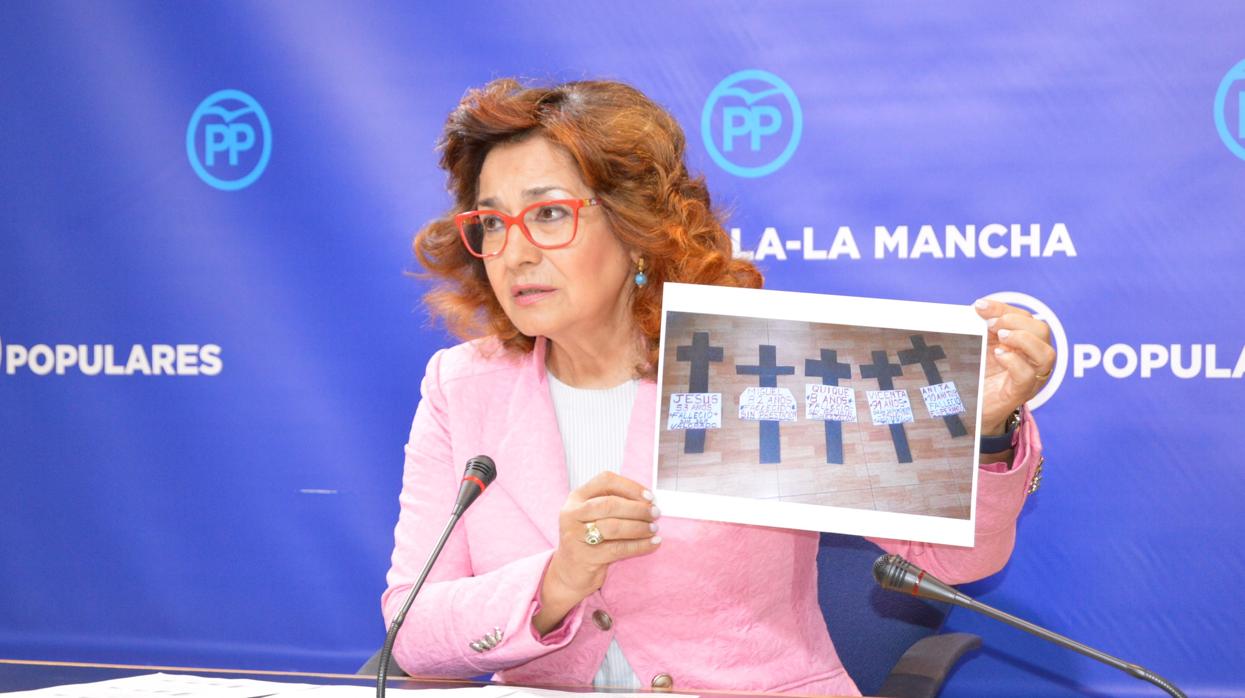 La vicesecretaria de Comunicación del PP regional, Carmen Riolobos, en rueda de prensa