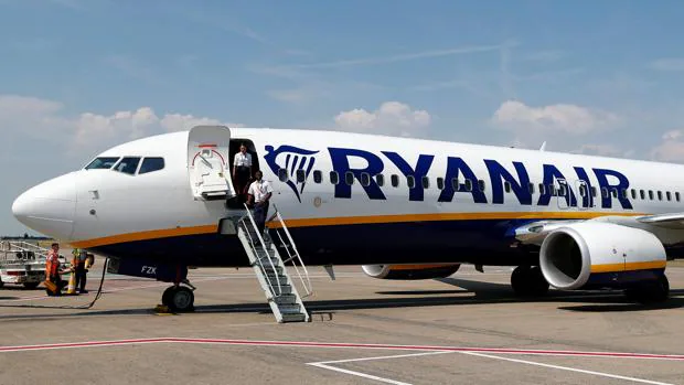 Desalojan un avión de Ryanair en el Prat por un aparato electrónico quemado