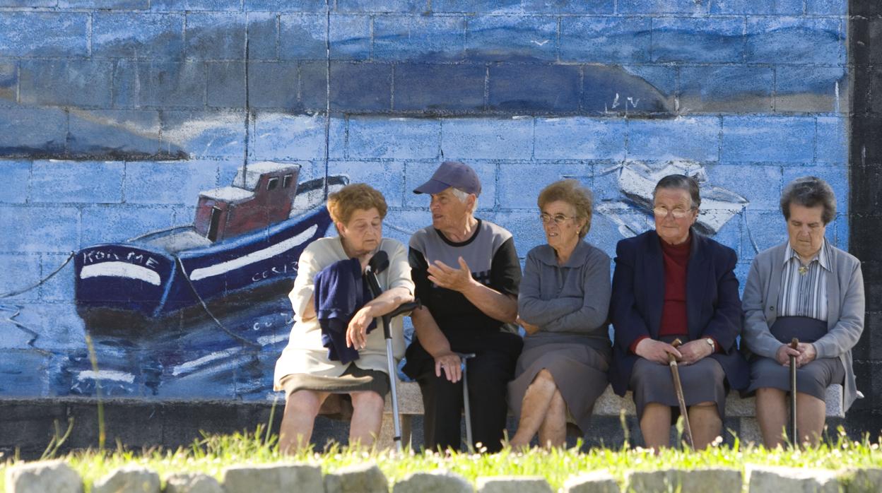 Imagen de archivo de Uu grupo de ancianos conversando en el pueblo de Corme, provincia de La Coruña