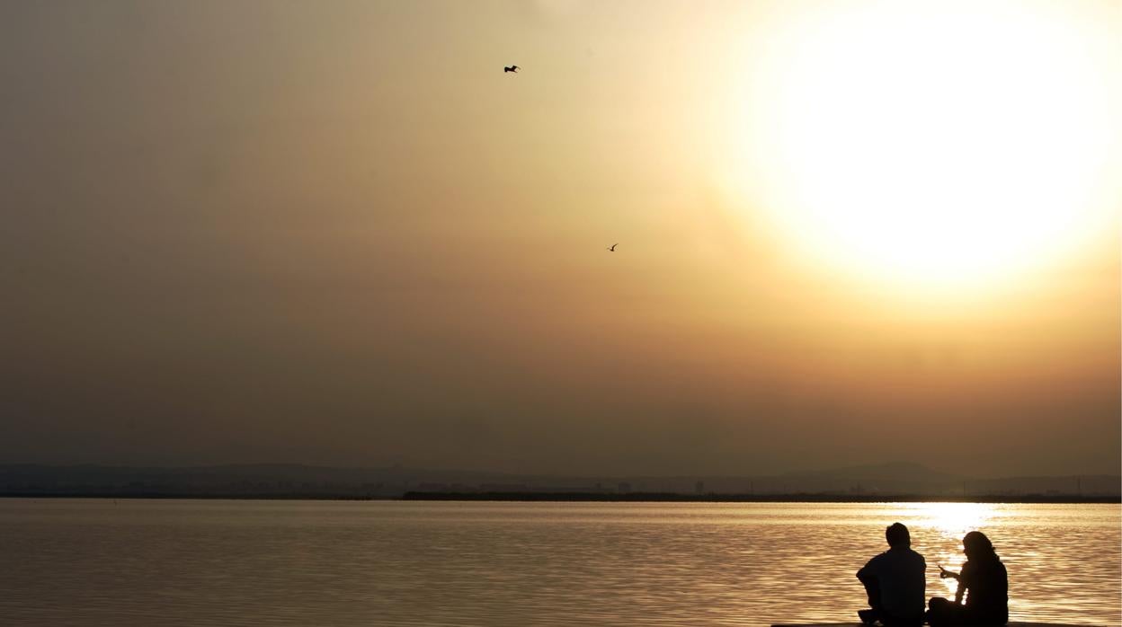 Imagen de una puesta de sol en la Albufera de Valencia