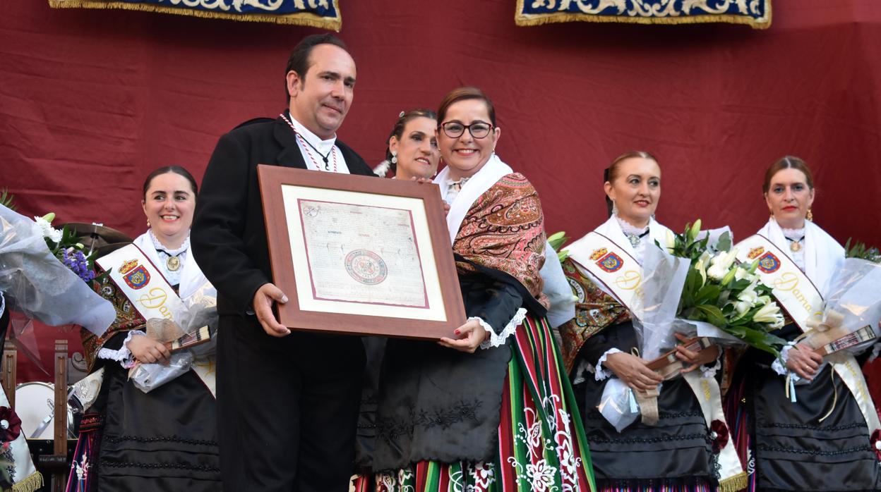La concejal de Festejos de Ciudad Real, Manuel Nieto-Márquez, con el pandorgo de este año