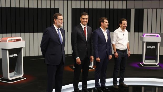 Pedro Sánchez, el líder mejor valorado de los grandes partidos en un CIS que no pregunta por Casado