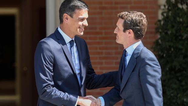 Primer acuerdo Sánchez-Casado: escenificar la vigencia del bipartidismo