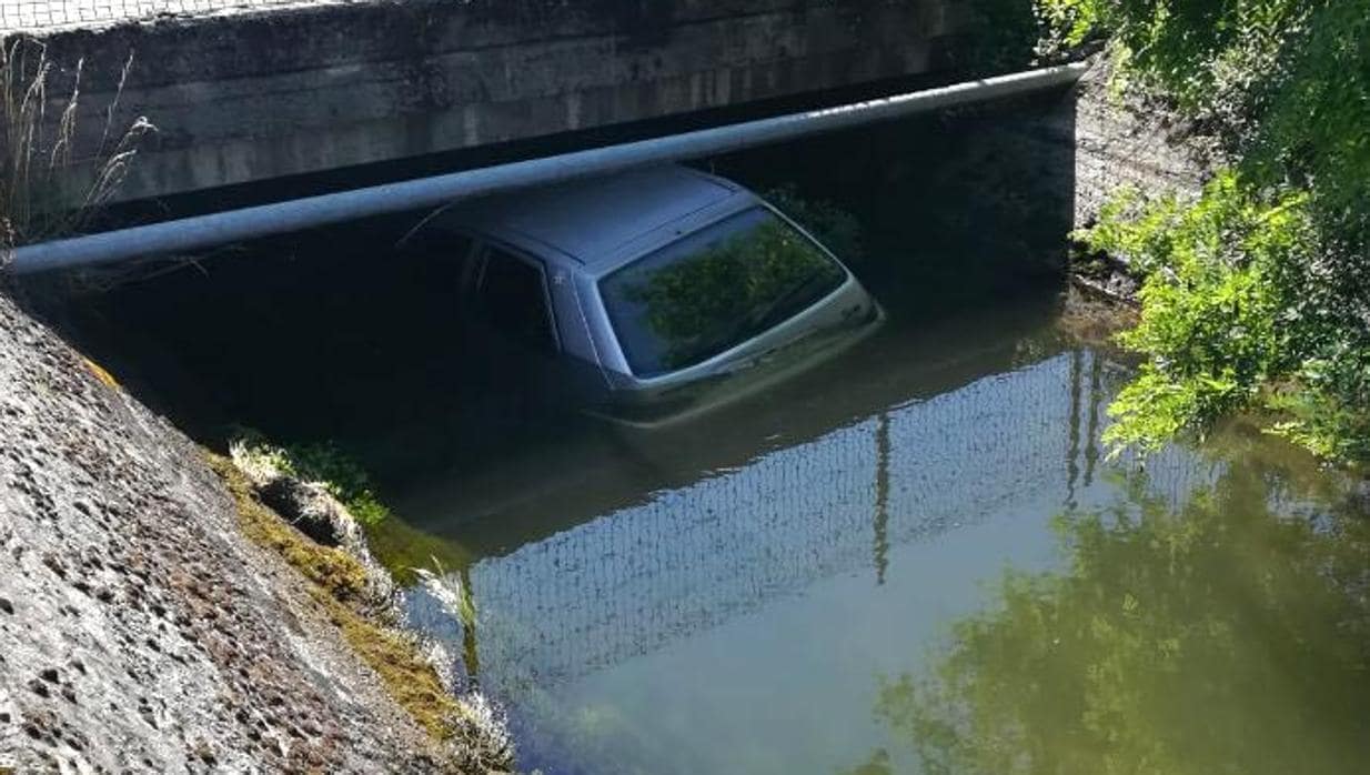 Detenida una joven de 18 años en Ponferrada tras caer al canal con el coche que había robado y que conducía sin carnet