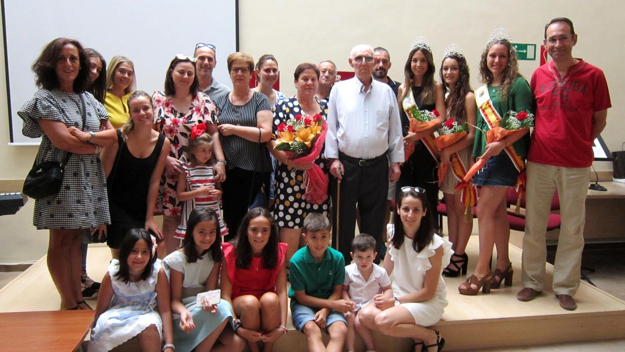 Dionisio Checa, con las reinas y familiares y amigos