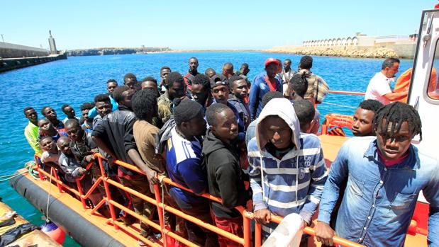 La oleada de pateras dispara la preocupación por la llegada masiva de inmigrantes